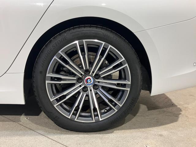 ３シリーズ ３２０ｄ　ｘＤｒｉｖｅ　Ｍスポーツ　ハンズオフアシスト　アクティブクルーズ　リバースアシスト　デジタルキー　オートトランク　アップルカープレイ　パーソナルＡＩ　アルカンタラコンビシート　純正１８インチ（21枚目）