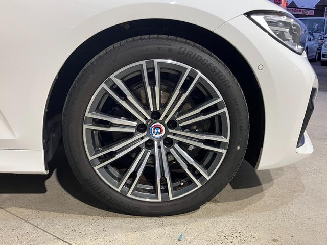 ３シリーズ ３２０ｄ　ｘＤｒｉｖｅ　Ｍスポーツ　ハンズオフアシスト　アクティブクルーズ　リバースアシスト　デジタルキー　オートトランク　アップルカープレイ　パーソナルＡＩ　アルカンタラコンビシート　純正１８インチ（23枚目）