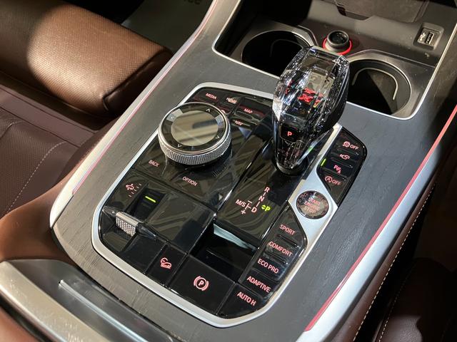 Ｘ７ ｘＤｒｉｖｅ　３５ｄ　Ｍスポーツ　７人乗り　リアエンターテイメント　Ｂ＆Ｗダイヤモンドサラウンド　モカレザー　スカイラウンジサンルーフ　保冷保温カップホルダー　ヒートコンフォートパッケージ　エグゼクティブドライブプロ（9枚目）