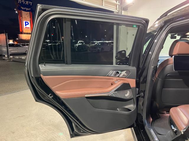 Ｘ７ ｘＤｒｉｖｅ　３５ｄ　Ｍスポーツ　７人乗り　リアエンターテイメント　Ｂ＆Ｗダイヤモンドサラウンド　モカレザー　スカイラウンジサンルーフ　保冷保温カップホルダー　ヒートコンフォートパッケージ　エグゼクティブドライブプロ（46枚目）