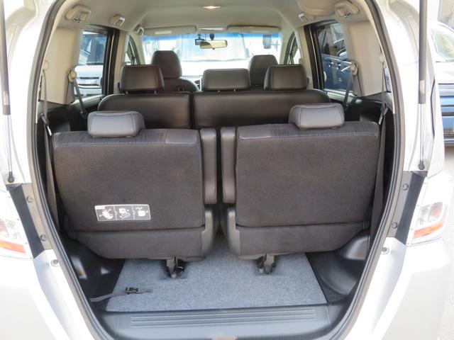 フリードハイブリッド ジャストセレクション　純正メモリーナビ・バックカメラ・ＡＡＣ・スマートキー・フルセグＴＶ・純正１５インチＡＷ・ＨＩＤライト・ＥＴＣ・両側パワースライドドア・電動コーナーポール・電格ドアミラー・ステアリングリモコン・ＥＳＣ（12枚目）