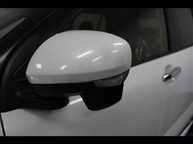 Z 登録済未使用車 衝突軽減ブレーキ クルーズコントロール コーナーセンサー シートヒーター オートライト 横滑り防止 アイドリングストップ プッシュスタート 17インチアルミホイール(8枚目)