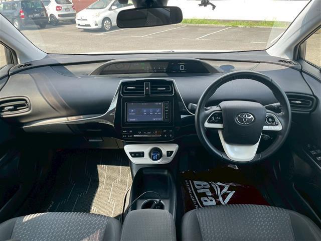 プリウス Ｓ　純正ＳＤナビ（ＣＤ、Ｂｌｕｅｔｏｏｔｈ、ワンセグ）　ＥＴＣ　エアロ　ＬＥＤ　クルコン　オートハイビーム　純正フロアマット　ドアバイザー　衝突被害軽減ブレーキ　横滑り防止　レーンキープ（2枚目）
