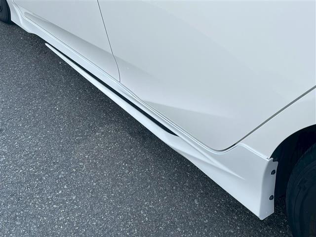 プリウス Ｓ　純正ＳＤナビ（ＣＤ、Ｂｌｕｅｔｏｏｔｈ、ワンセグ）　ＥＴＣ　エアロ　ＬＥＤ　クルコン　オートハイビーム　純正フロアマット　ドアバイザー　衝突被害軽減ブレーキ　横滑り防止　レーンキープ（12枚目）