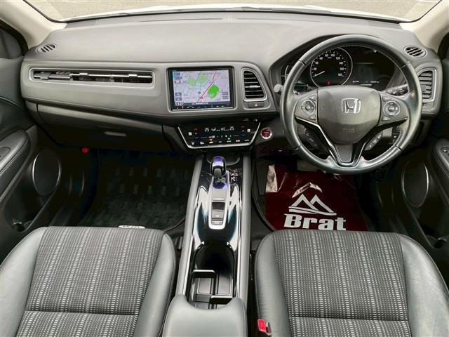 ヴェゼル ハイブリッドＺ・ホンダセンシング　純正９インチＳＤナビ　フルセグ　ＣＤ　ＤＶＤ　Ｂｌｕｅｔｏｏｔｈ　ＨＤＭＩ　バックカメラ　ＥＴＣ　シートヒーター　クルコン　ステアリングリモコン　純正フロアマット　ドアバイザー　ＬＥＤ　フォグランプ（2枚目）