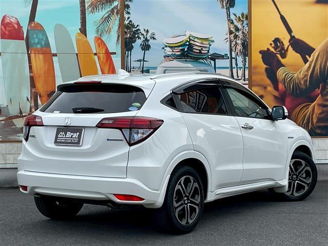 ヴェゼル ハイブリッドＺ・ホンダセンシング　純正９インチＳＤナビ　フルセグ　ＣＤ　ＤＶＤ　Ｂｌｕｅｔｏｏｔｈ　ＨＤＭＩ　バックカメラ　ＥＴＣ　シートヒーター　クルコン　ステアリングリモコン　純正フロアマット　ドアバイザー　ＬＥＤ　フォグランプ（3枚目）