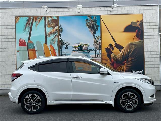 ヴェゼル ハイブリッドＺ・ホンダセンシング　純正９インチＳＤナビ　フルセグ　ＣＤ　ＤＶＤ　Ｂｌｕｅｔｏｏｔｈ　ＨＤＭＩ　バックカメラ　ＥＴＣ　シートヒーター　クルコン　ステアリングリモコン　純正フロアマット　ドアバイザー　ＬＥＤ　フォグランプ（7枚目）