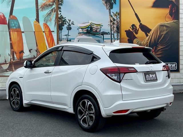 ヴェゼル ハイブリッドＺ・ホンダセンシング　純正９インチＳＤナビ　フルセグ　ＣＤ　ＤＶＤ　Ｂｌｕｅｔｏｏｔｈ　ＨＤＭＩ　バックカメラ　ＥＴＣ　シートヒーター　クルコン　ステアリングリモコン　純正フロアマット　ドアバイザー　ＬＥＤ　フォグランプ（8枚目）