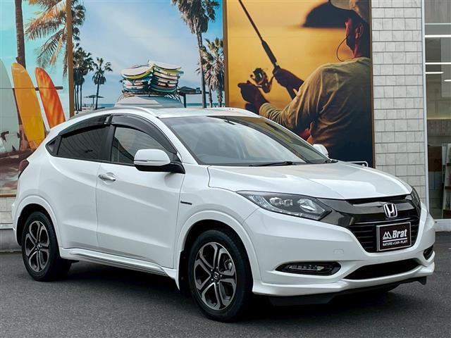 ヴェゼル ハイブリッドＺ・ホンダセンシング　純正９インチＳＤナビ　フルセグ　ＣＤ　ＤＶＤ　Ｂｌｕｅｔｏｏｔｈ　ＨＤＭＩ　バックカメラ　ＥＴＣ　シートヒーター　クルコン　ステアリングリモコン　純正フロアマット　ドアバイザー　ＬＥＤ　フォグランプ（9枚目）