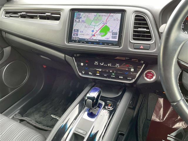 ヴェゼル ハイブリッドＺ・ホンダセンシング　純正９インチＳＤナビ　フルセグ　ＣＤ　ＤＶＤ　Ｂｌｕｅｔｏｏｔｈ　ＨＤＭＩ　バックカメラ　ＥＴＣ　シートヒーター　クルコン　ステアリングリモコン　純正フロアマット　ドアバイザー　ＬＥＤ　フォグランプ（11枚目）