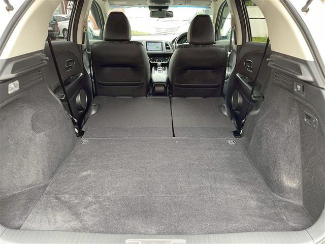 ヴェゼル ハイブリッドＺ・ホンダセンシング　純正９インチＳＤナビ　フルセグ　ＣＤ　ＤＶＤ　Ｂｌｕｅｔｏｏｔｈ　ＨＤＭＩ　バックカメラ　ＥＴＣ　シートヒーター　クルコン　ステアリングリモコン　純正フロアマット　ドアバイザー　ＬＥＤ　フォグランプ（13枚目）