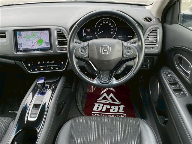 ヴェゼル ハイブリッドＺ・ホンダセンシング　純正９インチＳＤナビ　フルセグ　ＣＤ　ＤＶＤ　Ｂｌｕｅｔｏｏｔｈ　ＨＤＭＩ　バックカメラ　ＥＴＣ　シートヒーター　クルコン　ステアリングリモコン　純正フロアマット　ドアバイザー　ＬＥＤ　フォグランプ（17枚目）