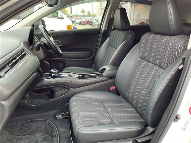 ヴェゼル ハイブリッドＺ・ホンダセンシング　純正９インチＳＤナビ　フルセグ　ＣＤ　ＤＶＤ　Ｂｌｕｅｔｏｏｔｈ　ＨＤＭＩ　バックカメラ　ＥＴＣ　シートヒーター　クルコン　ステアリングリモコン　純正フロアマット　ドアバイザー　ＬＥＤ　フォグランプ（21枚目）