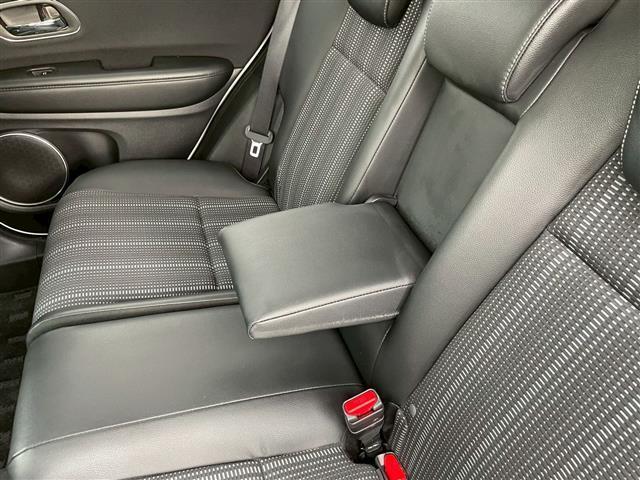 ヴェゼル ハイブリッドＺ・ホンダセンシング　純正９インチＳＤナビ　フルセグ　ＣＤ　ＤＶＤ　Ｂｌｕｅｔｏｏｔｈ　ＨＤＭＩ　バックカメラ　ＥＴＣ　シートヒーター　クルコン　ステアリングリモコン　純正フロアマット　ドアバイザー　ＬＥＤ　フォグランプ（24枚目）