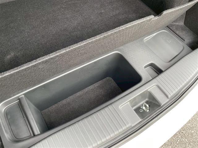 ヴェゼル ハイブリッドＺ・ホンダセンシング　純正９インチＳＤナビ　フルセグ　ＣＤ　ＤＶＤ　Ｂｌｕｅｔｏｏｔｈ　ＨＤＭＩ　バックカメラ　ＥＴＣ　シートヒーター　クルコン　ステアリングリモコン　純正フロアマット　ドアバイザー　ＬＥＤ　フォグランプ（25枚目）