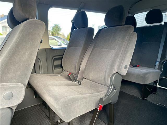 ハイエースワゴン 　パナソニックＳＤナビ（ＣＤ　Ｂｌｕｅｔｏｏｔｈ　ワンセグＴＶ）　ＡＣ１００Ｖコンセント　ＥＴＣ　片側パワースライドドア　衝突軽減ブレーキ　レーンキープアシスト　オートハイビーム　オートライト（18枚目）