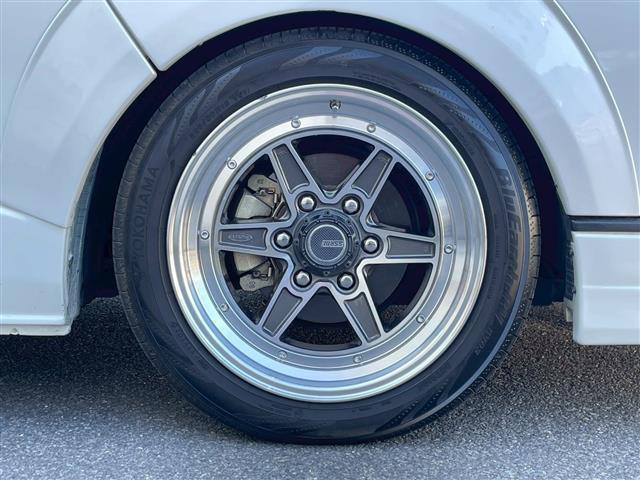 対面３人掛けシート　ベッドキット　フローリング　センターテーブル　シートカバー　ローダウン　ＳＳＲディバイドホイール　フリップダウンモニター　フローティングナビ　社外ボンネット　フロントスポイラー