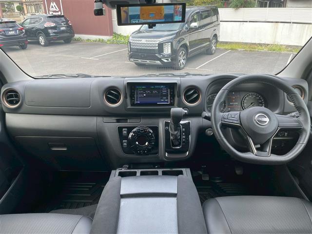 キャラバン ロングプロスタイルグランドプレミアムＧＸ　ベッドキット　防水シート　ルーフスポイラー　ヒッチメンバー　純正ＳＤナビ（ＣＤ・ＤＶＤ・Ｂｌｕｅｔｏｏｔｈ・フルセグＴＶ）全方位カメラ　デジタルインナーミラー　ＥＴＣ　ドライブレコーダー（2枚目）