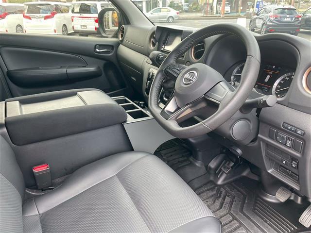 キャラバン ロングプロスタイルグランドプレミアムＧＸ　ベッドキット　防水シート　ルーフスポイラー　ヒッチメンバー　純正ＳＤナビ（ＣＤ・ＤＶＤ・Ｂｌｕｅｔｏｏｔｈ・フルセグＴＶ）全方位カメラ　デジタルインナーミラー　ＥＴＣ　ドライブレコーダー（9枚目）