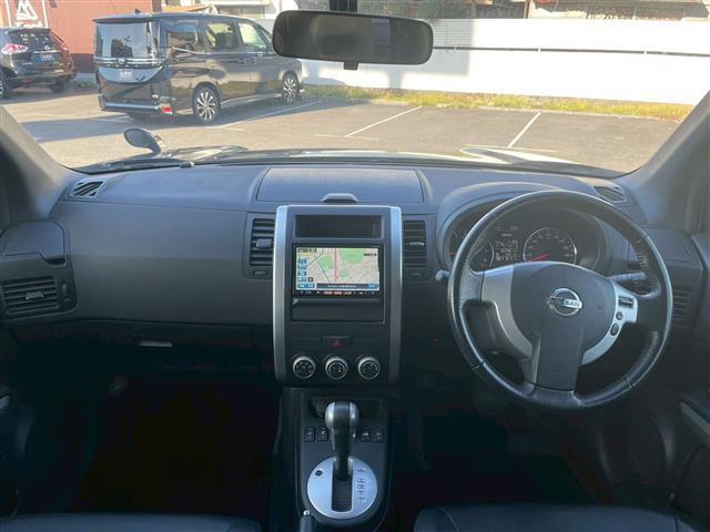 エクストレイル ２０Ｘｔｔ　ＲＡＹＳホイール　リアスポイラー　バンパーガード　サイドモール　純正ナビ　フルセグ　ＤＶＤ　ＣＤ　Ｂｌｕｅｔｏｏｔｈ　ＵＳＢ　シートヒーター　ＥＴＣ　クルコン　フォグランプ　切替４ＷＤ　オートライト（2枚目）