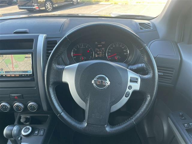 エクストレイル ２０Ｘｔｔ　ＲＡＹＳホイール　リアスポイラー　バンパーガード　サイドモール　純正ナビ　フルセグ　ＤＶＤ　ＣＤ　Ｂｌｕｅｔｏｏｔｈ　ＵＳＢ　シートヒーター　ＥＴＣ　クルコン　フォグランプ　切替４ＷＤ　オートライト（15枚目）