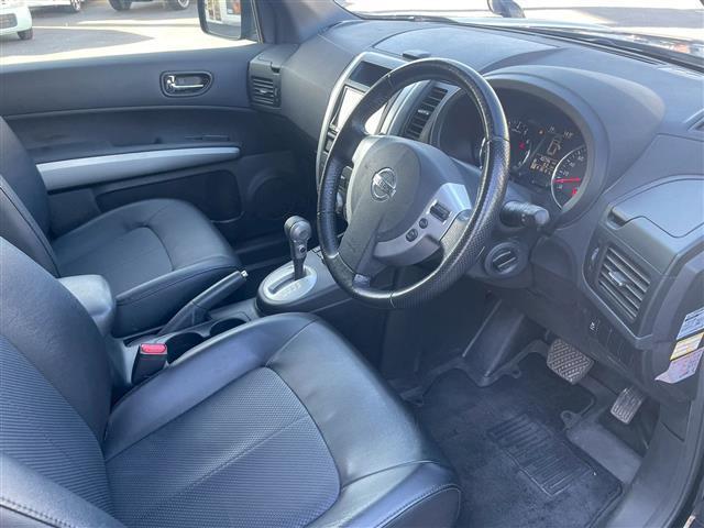 エクストレイル ２０Ｘｔｔ　ＲＡＹＳホイール　リアスポイラー　バンパーガード　サイドモール　純正ナビ　フルセグ　ＤＶＤ　ＣＤ　Ｂｌｕｅｔｏｏｔｈ　ＵＳＢ　シートヒーター　ＥＴＣ　クルコン　フォグランプ　切替４ＷＤ　オートライト（16枚目）