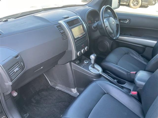 エクストレイル ２０Ｘｔｔ　ＲＡＹＳホイール　リアスポイラー　バンパーガード　サイドモール　純正ナビ　フルセグ　ＤＶＤ　ＣＤ　Ｂｌｕｅｔｏｏｔｈ　ＵＳＢ　シートヒーター　ＥＴＣ　クルコン　フォグランプ　切替４ＷＤ　オートライト（18枚目）