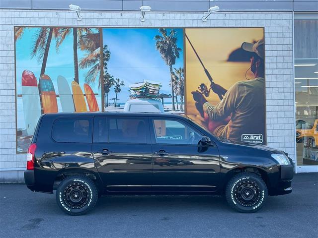 プロボックス ハイブリッドＦ　自社新車仕入カスタム　１インチリフトアップ　ＴＯＹＯオープンカントリーＲＴタイヤ　エクストリームＪホイール　タコマルックグリル　グレイスシートカバー　ウッドコンビステアリング　衝突被害軽減ブレーキ（7枚目）