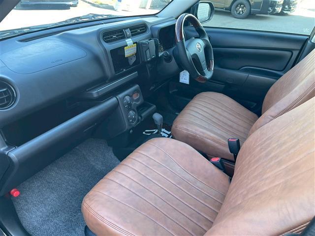 プロボックス ハイブリッドＦ　自社新車仕入カスタム　１インチリフトアップ　ＴＯＹＯオープンカントリーＲＴタイヤ　エクストリームＪホイール　タコマルックグリル　グレイスシートカバー　ウッドコンビステアリング　衝突被害軽減ブレーキ（17枚目）