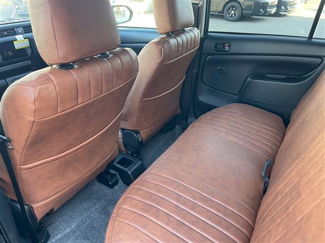 プロボックス ハイブリッドＦ　自社新車仕入カスタム　１インチリフトアップ　ＴＯＹＯオープンカントリーＲＴタイヤ　エクストリームＪホイール　タコマルックグリル　グレイスシートカバー　ウッドコンビステアリング　衝突被害軽減ブレーキ（21枚目）