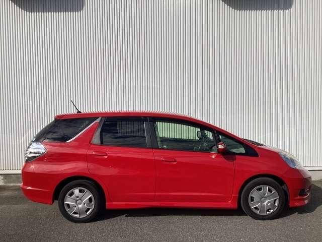 ハイブリッド・スマートセレクション 車内チタニア抗菌防臭施工済 ディスチャージヘッドランプ イモビ キーフリーシステム 横滑り防止システム DVD再生機能 ECOモード ETC付 パワーウィンドウ フルオートエアコン エアバック 禁煙車(4枚目)