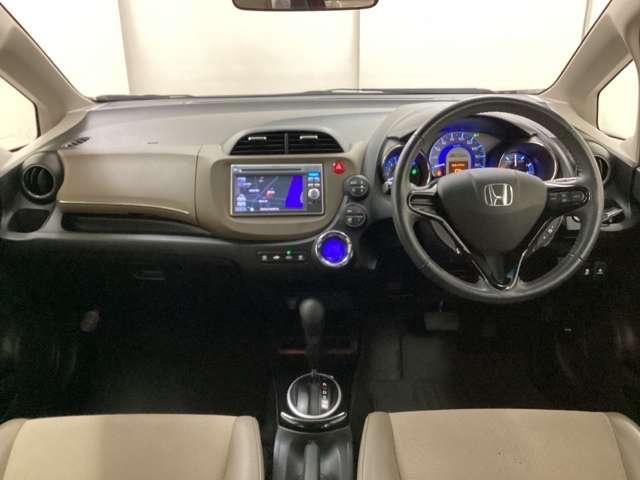 ハイブリッド・スマートセレクション 車内チタニア抗菌防臭施工済 ディスチャージヘッドランプ イモビ キーフリーシステム 横滑り防止システム DVD再生機能 ECOモード ETC付 パワーウィンドウ フルオートエアコン エアバック 禁煙車(5枚目)