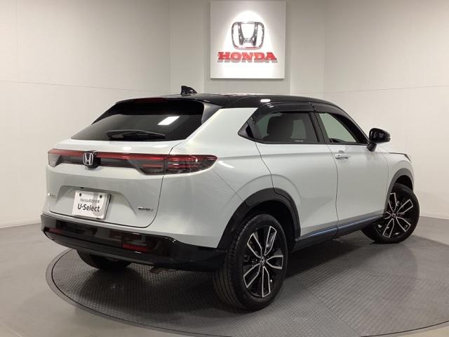 ヴェゼル ｅ：ＨＥＶＺ・ＰＬａＹパッケージ　中古スタッドレスタイヤ、純正メモリーナビ、ドライブレコーダー前後装着＋ＥＴＣ２．０付　当社デモカー　オートクルーズコントロール　アイドリングストップ　ドラレコ　ワンオーナー　ＬＥＤヘッド　ＵＳＢ（5枚目）