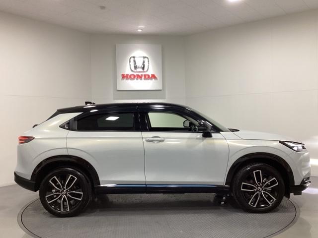 ヴェゼル ｅ：ＨＥＶＺ・ＰＬａＹパッケージ　中古スタッドレスタイヤ、純正メモリーナビ、ドライブレコーダー前後装着＋ＥＴＣ２．０付　当社デモカー　オートクルーズコントロール　アイドリングストップ　ドラレコ　ワンオーナー　ＬＥＤヘッド　ＵＳＢ（6枚目）