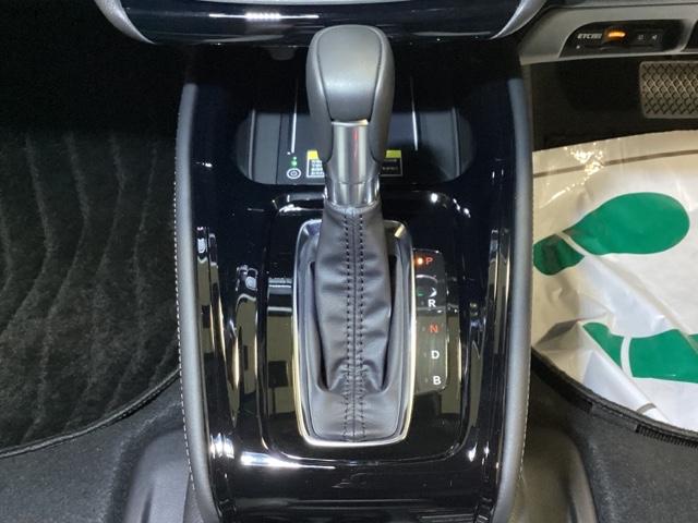 ヴェゼル ｅ：ＨＥＶＺ・ＰＬａＹパッケージ　中古スタッドレスタイヤ、純正メモリーナビ、ドライブレコーダー前後装着＋ＥＴＣ２．０付　当社デモカー　オートクルーズコントロール　アイドリングストップ　ドラレコ　ワンオーナー　ＬＥＤヘッド　ＵＳＢ（11枚目）