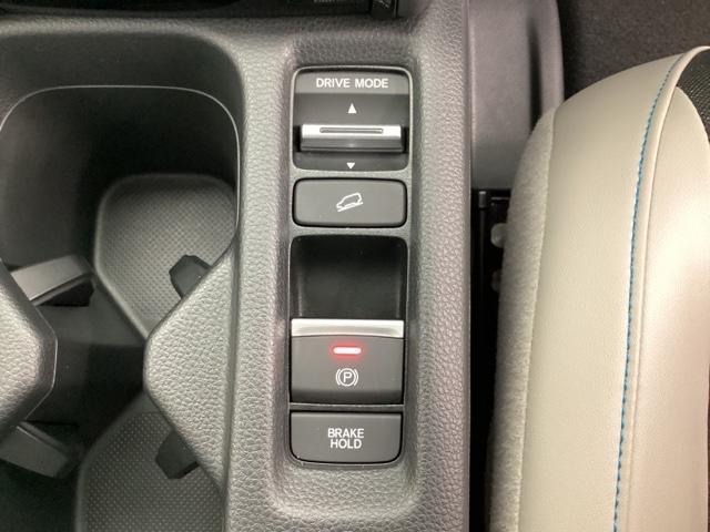 ヴェゼル ｅ：ＨＥＶＺ・ＰＬａＹパッケージ　中古スタッドレスタイヤ、純正メモリーナビ、ドライブレコーダー前後装着＋ＥＴＣ２．０付　当社デモカー　オートクルーズコントロール　アイドリングストップ　ドラレコ　ワンオーナー　ＬＥＤヘッド　ＵＳＢ（12枚目）