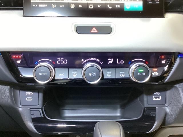 ヴェゼル ｅ：ＨＥＶＺ・ＰＬａＹパッケージ　中古スタッドレスタイヤ、純正メモリーナビ、ドライブレコーダー前後装着＋ＥＴＣ２．０付　当社デモカー　オートクルーズコントロール　アイドリングストップ　ドラレコ　ワンオーナー　ＬＥＤヘッド　ＵＳＢ（13枚目）