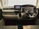 車内はチタニア抗菌防臭施工済です。ベージュ+ブラウン系の内装が暖かみのあるインパネ周りを演出します。グローブボックスやカップホルダーのほかにトレーなどたくさんの収納スペースが装備されています。