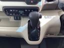 CVT車のセレクトレバーです。低速から高速まで、変速ショックのないスムーズな走りを実現するとともに、エンジン効率のよい領域を維持することで燃費にも貢献します。