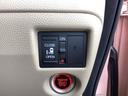 左側電動スライドドアは運転席からでも操作ができるように、ハンドル付近に開閉の操作スイッチが付いています。