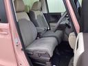 女性でも運転がしやすいように、シートの高さ調整機能(シートリフター)がついています。運転席と助手席の間が空いている為、助手席側への移動がスムーズです。交通量の多い道でも助手席側から乗り降りができます。