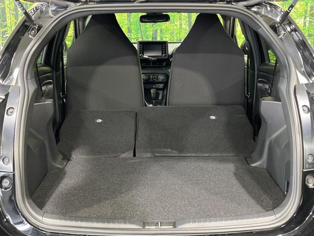ヤリス Ｘ　４ＷＤ　バックカメラ　セーフティセンス　寒冷地仕様　セーフティセンス　レーダークルーズ　禁煙車　スマートキー　ＥＴＣ　車線逸脱警報　誤発進抑制機能　先行車発進お知らせ機能　オートライト　オートエアコン（10枚目）