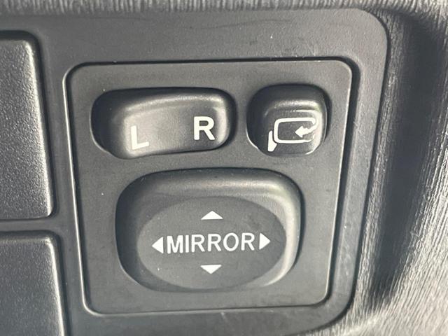 プリウス S 禁煙車 スマートキー HIDヘッド オートライト オートエアコン 純正オーディオ CD 純正アルミ 盗難防止システム プライバシーガラス(7枚目)