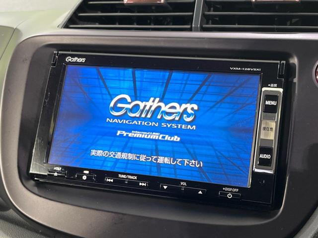フィットハイブリッド シーズ ファインスタイル 純正ナビ バックカメラ 禁煙車 ETC Bluetooth スマートキー シートヒーター HIDヘッド クルーズコントロール オートライト ステアリングスイッチ 15インチアルミ CD ワンセグ(3枚目)