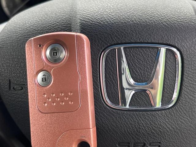 フィットハイブリッド シーズ ファインスタイル 純正ナビ バックカメラ 禁煙車 ETC Bluetooth スマートキー シートヒーター HIDヘッド クルーズコントロール オートライト ステアリングスイッチ 15インチアルミ CD ワンセグ(5枚目)