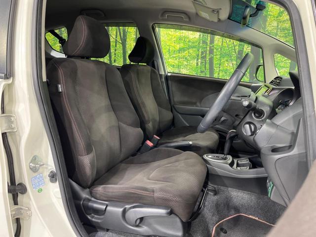 フィットハイブリッド シーズ ファインスタイル 純正ナビ バックカメラ 禁煙車 ETC Bluetooth スマートキー シートヒーター HIDヘッド クルーズコントロール オートライト ステアリングスイッチ 15インチアルミ CD ワンセグ(9枚目)