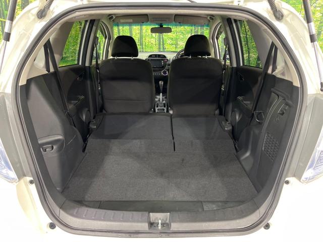 フィットハイブリッド シーズ ファインスタイル 純正ナビ バックカメラ 禁煙車 ETC Bluetooth スマートキー シートヒーター HIDヘッド クルーズコントロール オートライト ステアリングスイッチ 15インチアルミ CD ワンセグ(11枚目)