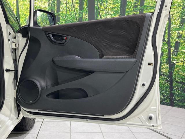 フィットハイブリッド シーズ ファインスタイル 純正ナビ バックカメラ 禁煙車 ETC Bluetooth スマートキー シートヒーター HIDヘッド クルーズコントロール オートライト ステアリングスイッチ 15インチアルミ CD ワンセグ(41枚目)