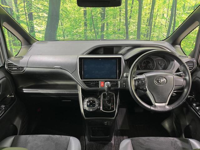 ヴォクシー ＺＳ　煌ＩＩＩ　フリップダウンモニター　純正１０型ナビ　両側電動ドア　衝突軽減装置　バックカメラ　禁煙車　クルコン　ＥＴＣ　オートエアコン　スマートキー　Ｂｌｕｅｔｏｏｔｈ再生　フルセグ　ＬＥＤヘッドライト（2枚目）