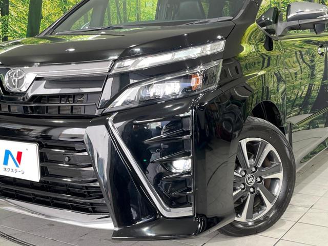 ヴォクシー ＺＳ　煌ＩＩＩ　フリップダウンモニター　純正１０型ナビ　両側電動ドア　衝突軽減装置　バックカメラ　禁煙車　クルコン　ＥＴＣ　オートエアコン　スマートキー　Ｂｌｕｅｔｏｏｔｈ再生　フルセグ　ＬＥＤヘッドライト（13枚目）